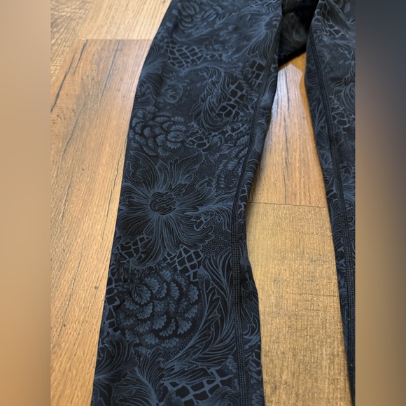 Lululemon Wunder Under Crop (Hi-Rise)
(Full-On Luxtreme 21") - Picture 3 of 6